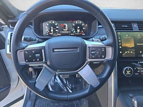 Certified 2023 Land Rover Discovery Metropolitan Edition image 19