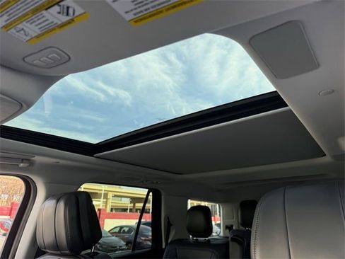 Used 2025 Lincoln Navigator Reserve image 23