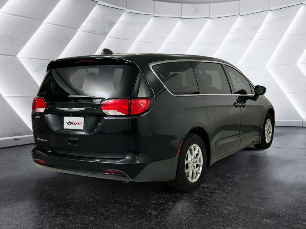 Used 2022 Chrysler Voyager LX FWD image 4