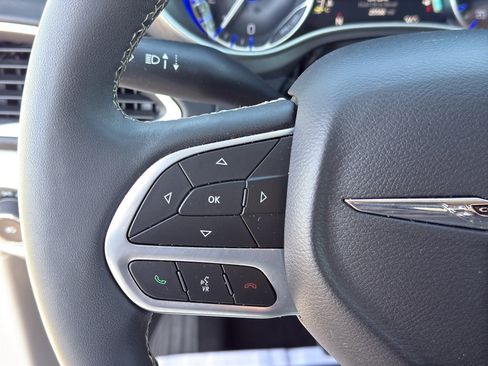 Used 2024 Chrysler Pacifica Touring-L image 20