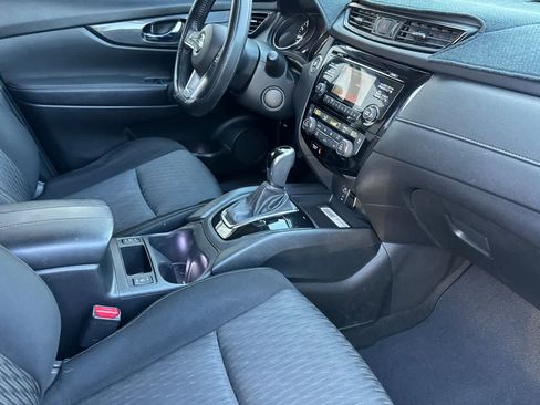 Used 2017 Nissan Rogue SV image 17