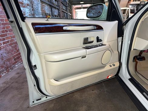 Used 2007 Lincoln Town Car Signature RWD image 11