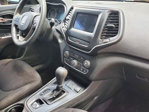 Used 2019 Jeep Cherokee Latitude w/ Popular Appearance Group FWD image 28