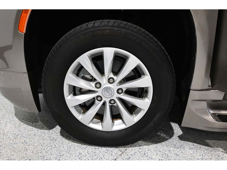 Used 2017 Chrysler Pacifica Touring-L FWD image 12