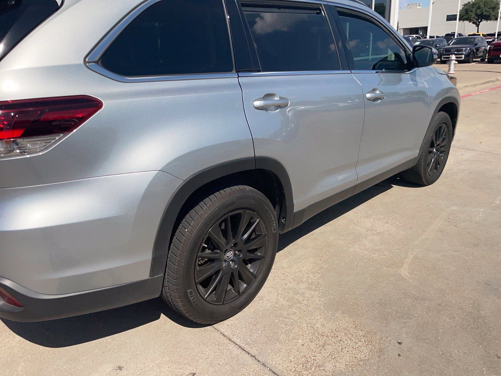 Used 2019 Toyota Highlander SE FWD image 6