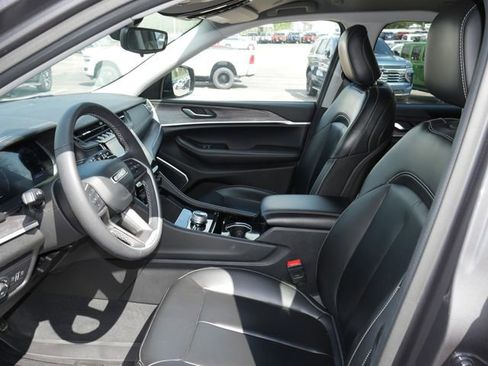 Used 2023 Jeep Grand Cherokee L Limited AWD/4WD image 2