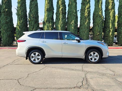 Used 2020 Toyota Highlander LE FWD image 4