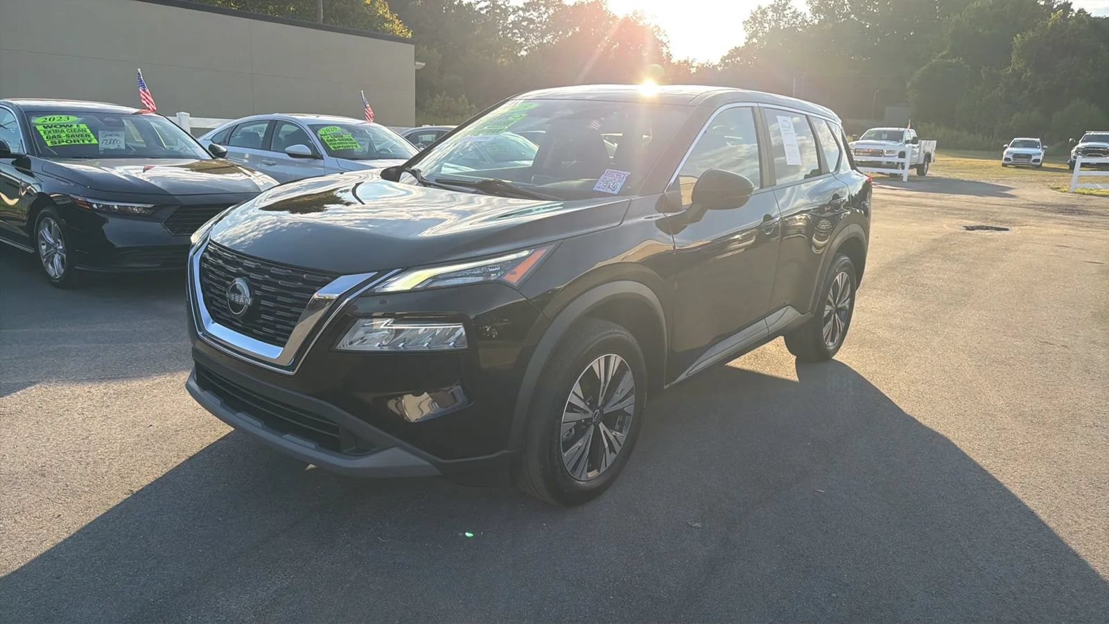 Used 2023 Nissan Rogue SV FWD image 2