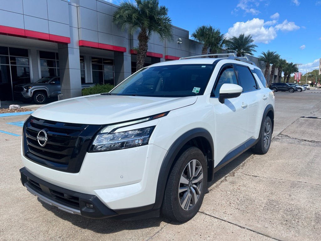 Used 2023 Nissan Pathfinder SL w/ Lighting Package (N92) FWD image 3