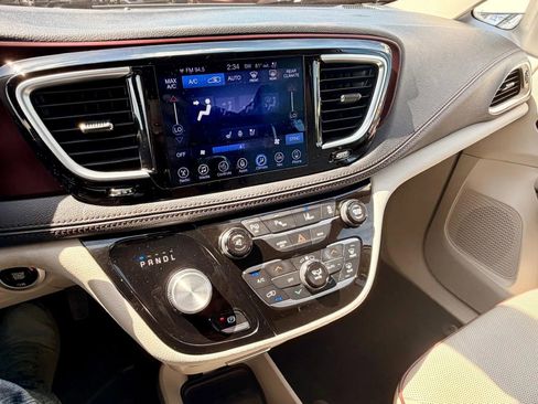 Used 2017 Chrysler Pacifica Limited w/ Advanced Safetytec Group FWD image 17