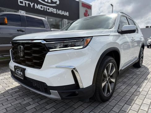 Used 2025 Honda Pilot Elite image 3