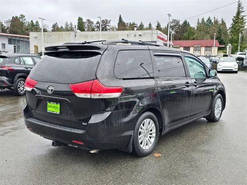 Used 2013 Toyota Sienna XLE image 7