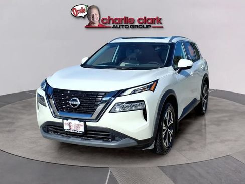 Used 2022 Nissan Rogue SV w/ SV Premium Package FWD image 2
