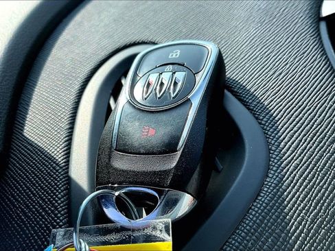 Used 2024 Buick Envista Sport Touring w/ Advanced Safety Package image 13