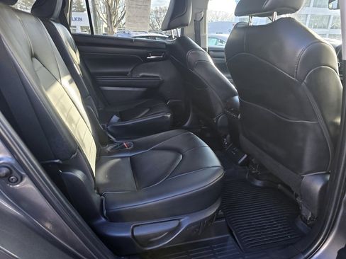 Certified 2023 Toyota Highlander XLE image 14