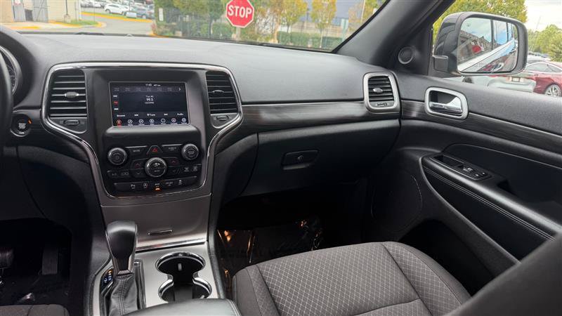 Used 2020 Jeep Grand Cherokee Laredo AWD/4WD image 23
