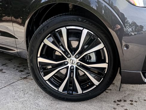 Used 2025 Volvo XC60 B5 Plus image 13