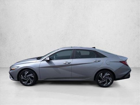 Used 2025 Hyundai Elantra SEL image 9