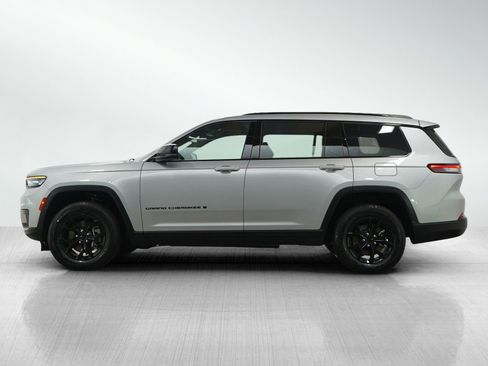 Used 2024 Jeep Grand Cherokee L Laredo image 2