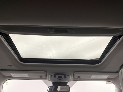 Used 2025 Toyota Sienna XLE AWD/4WD image 18