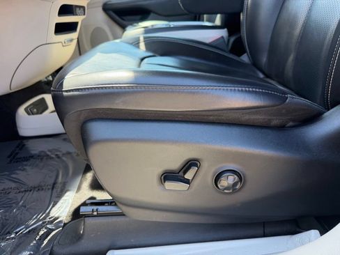 Used 2023 Chrysler Pacifica Touring-L FWD image 18