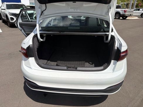 Used 2025 Volkswagen Jetta SE image 11