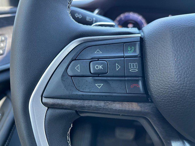Used 2024 Jeep Grand Cherokee Limited AWD/4WD image 10