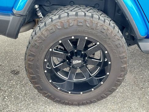 Used 2023 Jeep Wrangler Unlimited Sahara AWD/4WD image 5