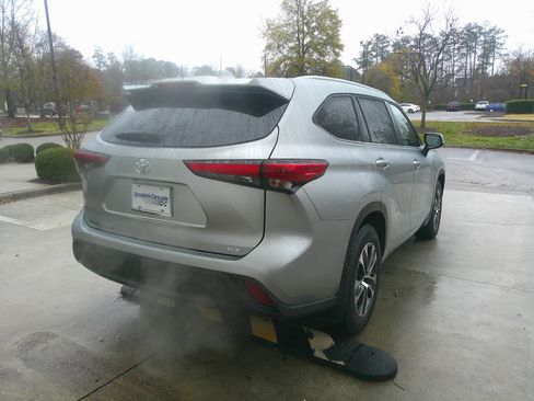 Used 2023 Toyota Highlander XLE image 11