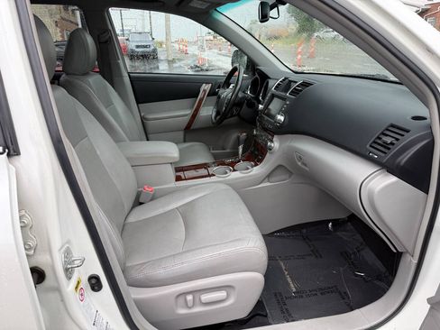 Used 2011 Toyota Highlander Limited w/ Tow Pkg AWD/4WD image 10