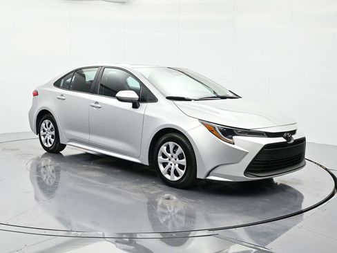 Used 2023 Toyota Corolla LE image 3