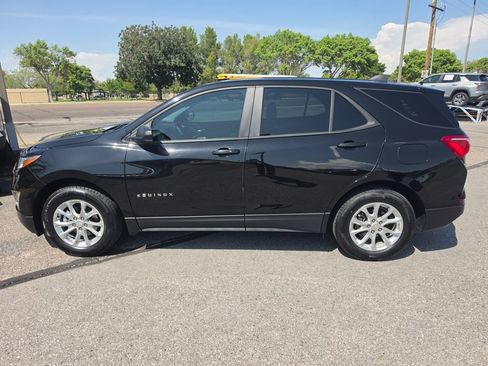 Used 2020 Chevrolet Equinox LS w/ LS Convenience Package FWD image 2