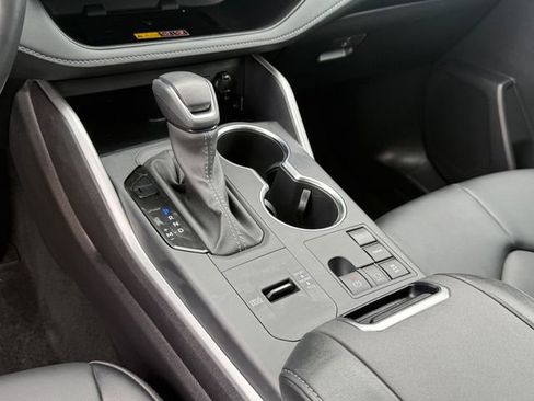 Used 2025 Toyota Highlander XLE FWD image 18