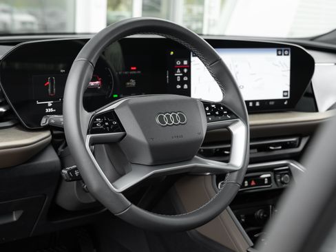 Certified 2025 Audi Q5 Premium w/ Convenience Package AWD/4WD image 11