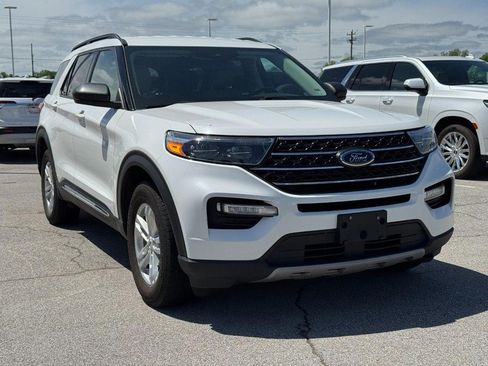 Used 2022 Ford Explorer XLT w/ Equipment Group 202A AWD/4WD image 2