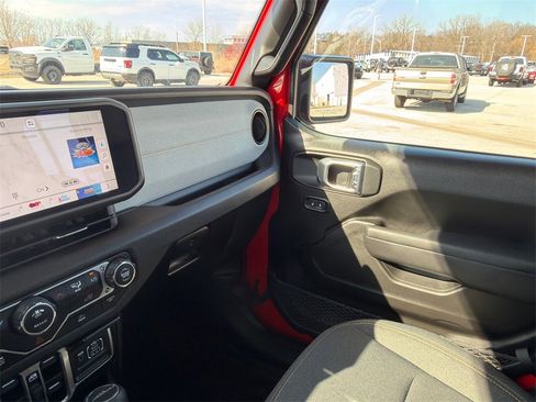 Used 2025 Jeep Gladiator Sport image 15