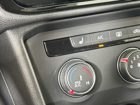 Used 2022 Volkswagen Taos SE FWD image 19