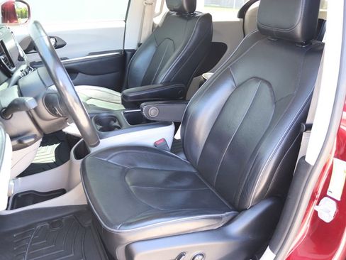 Used 2020 Chrysler Pacifica Limited FWD image 6