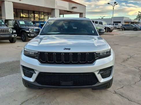 Used 2023 Jeep Grand Cherokee Altitude AWD/4WD image 2