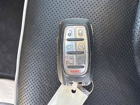 Used 2023 Chrysler Pacifica Limited FWD image 31