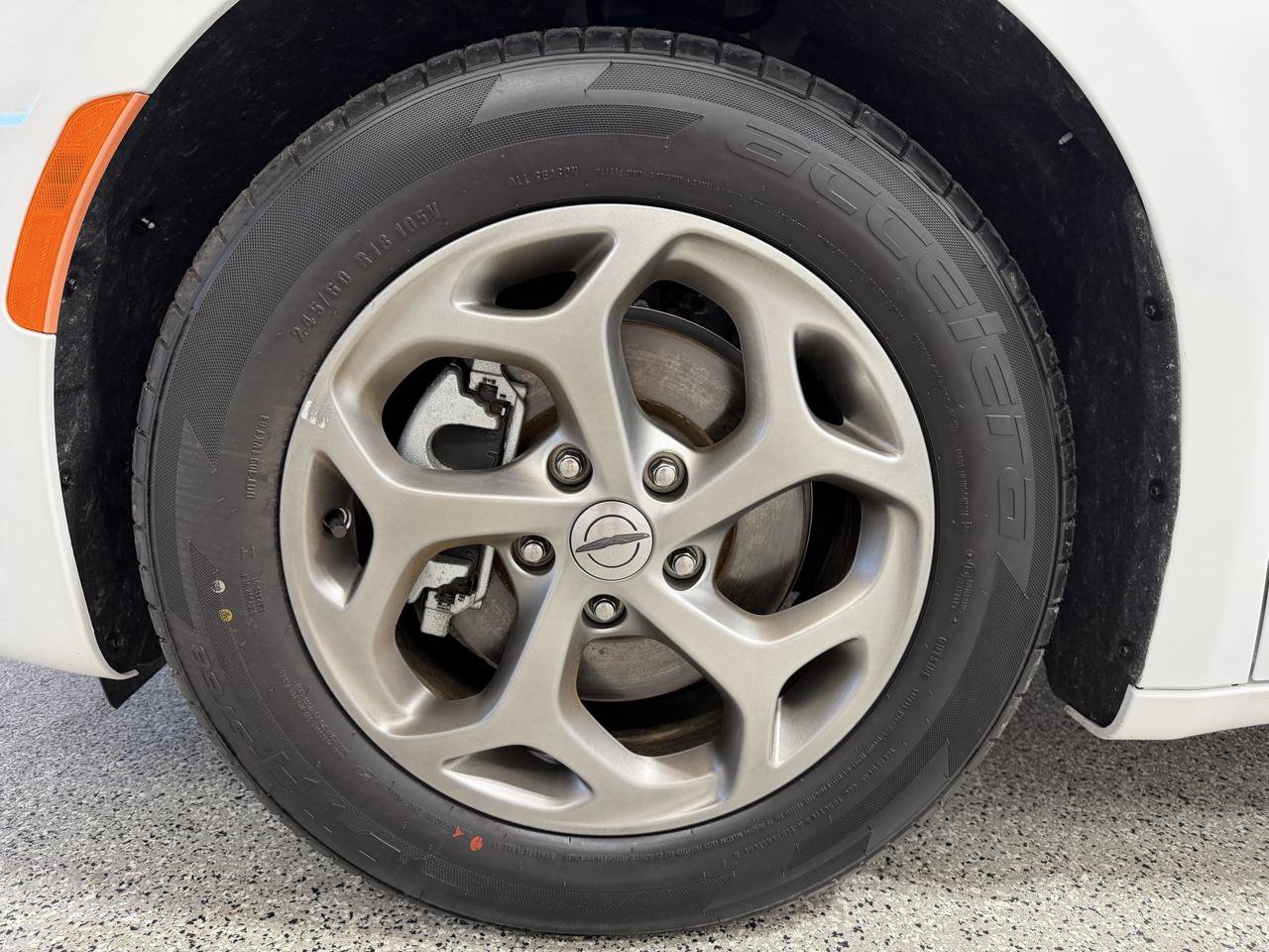 Used 2023 Chrysler Pacifica Limited FWD image 10