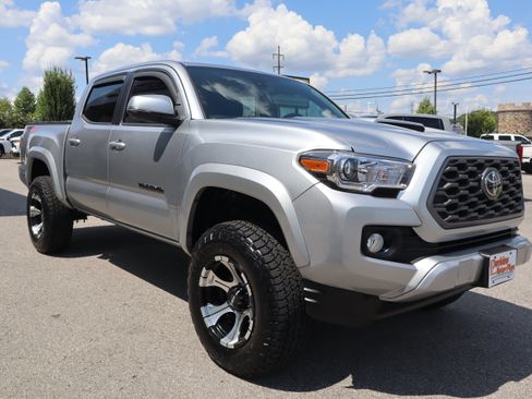 Used 2022 Toyota Tacoma TRD Sport AWD/4WD image 6