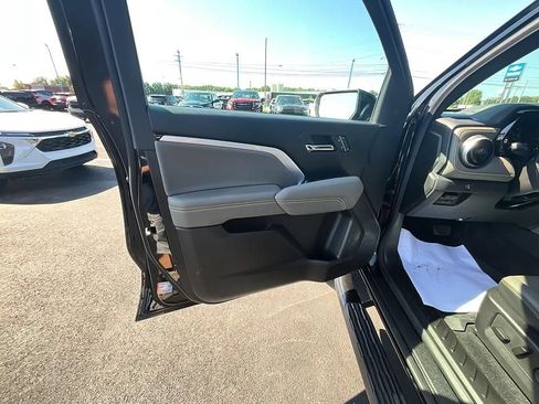 Used 2025 Chevrolet Colorado ZR2 w/ Technology Package AWD/4WD image 12
