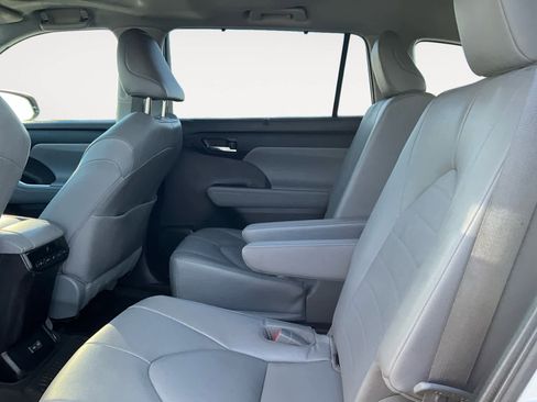Used 2022 Toyota Highlander XLE image 18