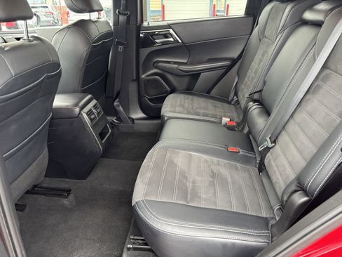 Used 2024 Mitsubishi Outlander SE image 25