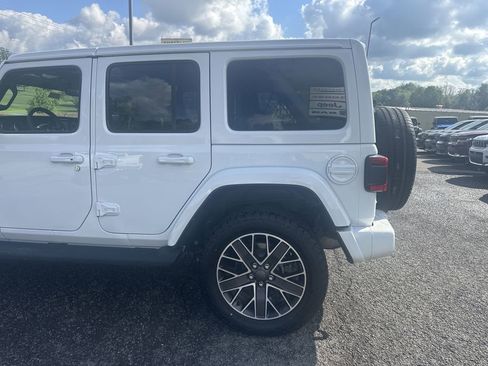 Used 2023 Jeep Wrangler Unlimited Sahara AWD/4WD image 8