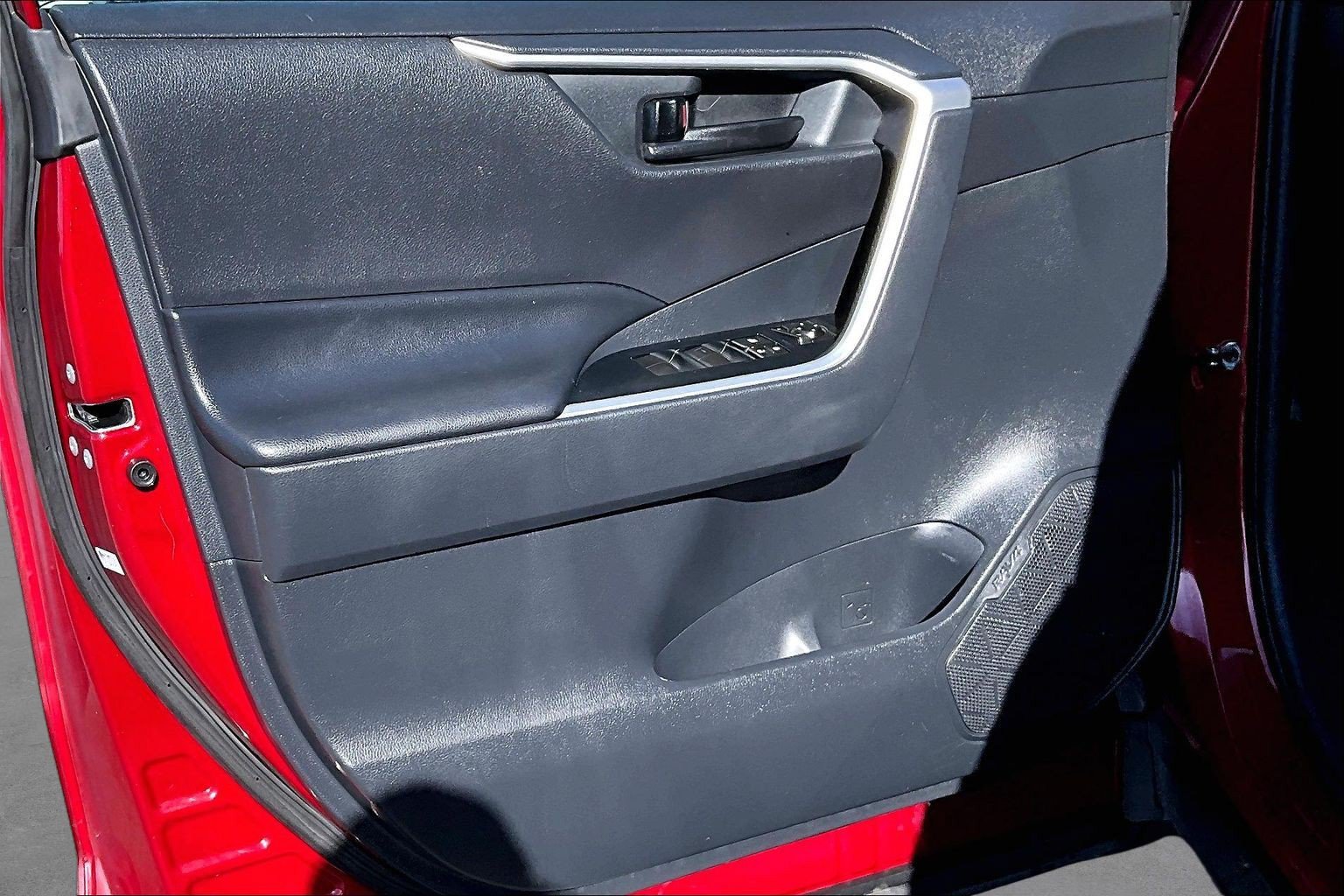 Used 2019 Toyota RAV4 LE w/ Carpet Mat Package FWD image 17