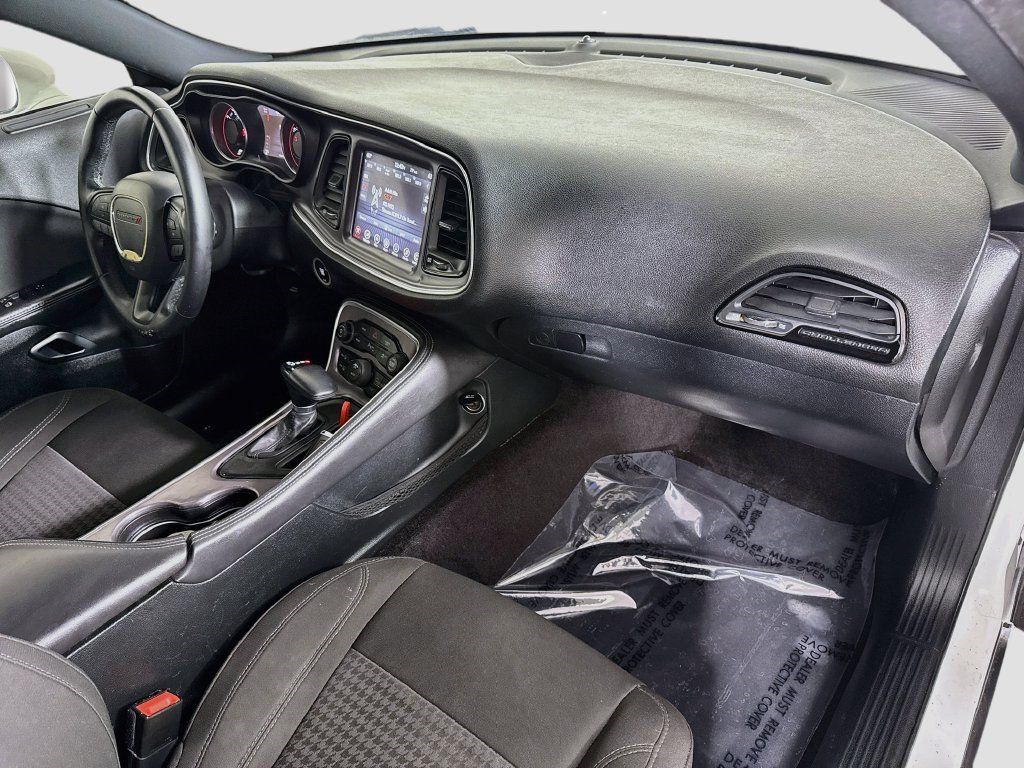 Used 2017 Dodge Challenger SXT w/ Driver Convenience Group RWD image 26