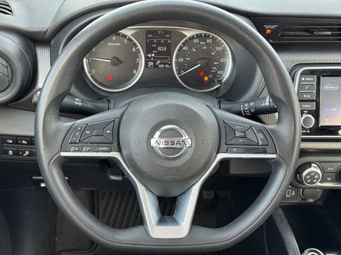 Used 2020 Nissan Kicks S image 15