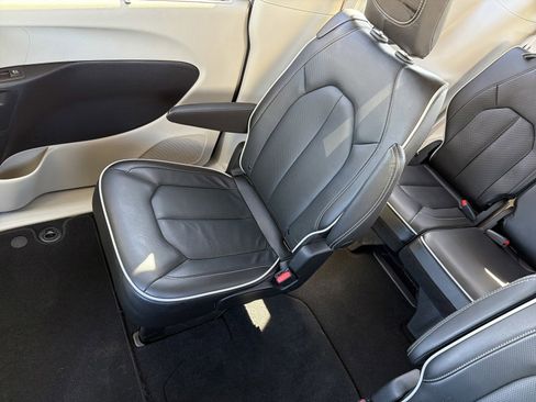 Used 2023 Chrysler Pacifica Limited image 12